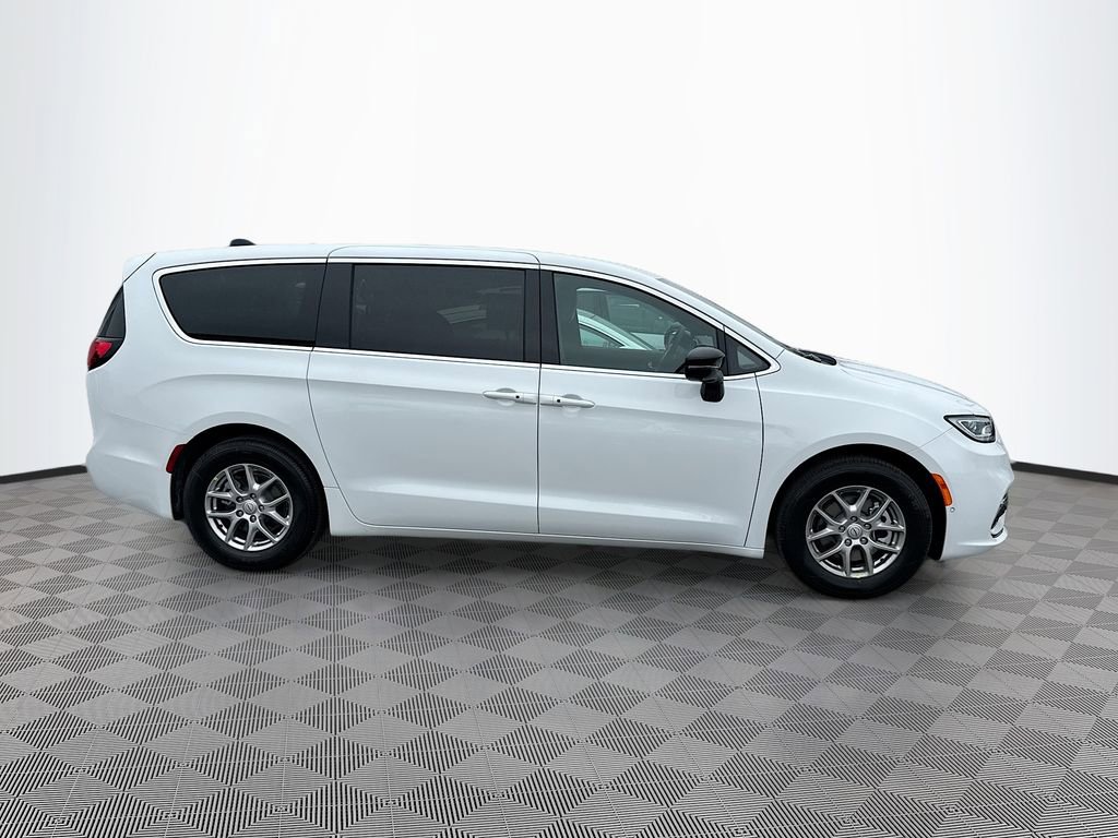 New 2026 Chrysler Pacifica Select FWD image 4
