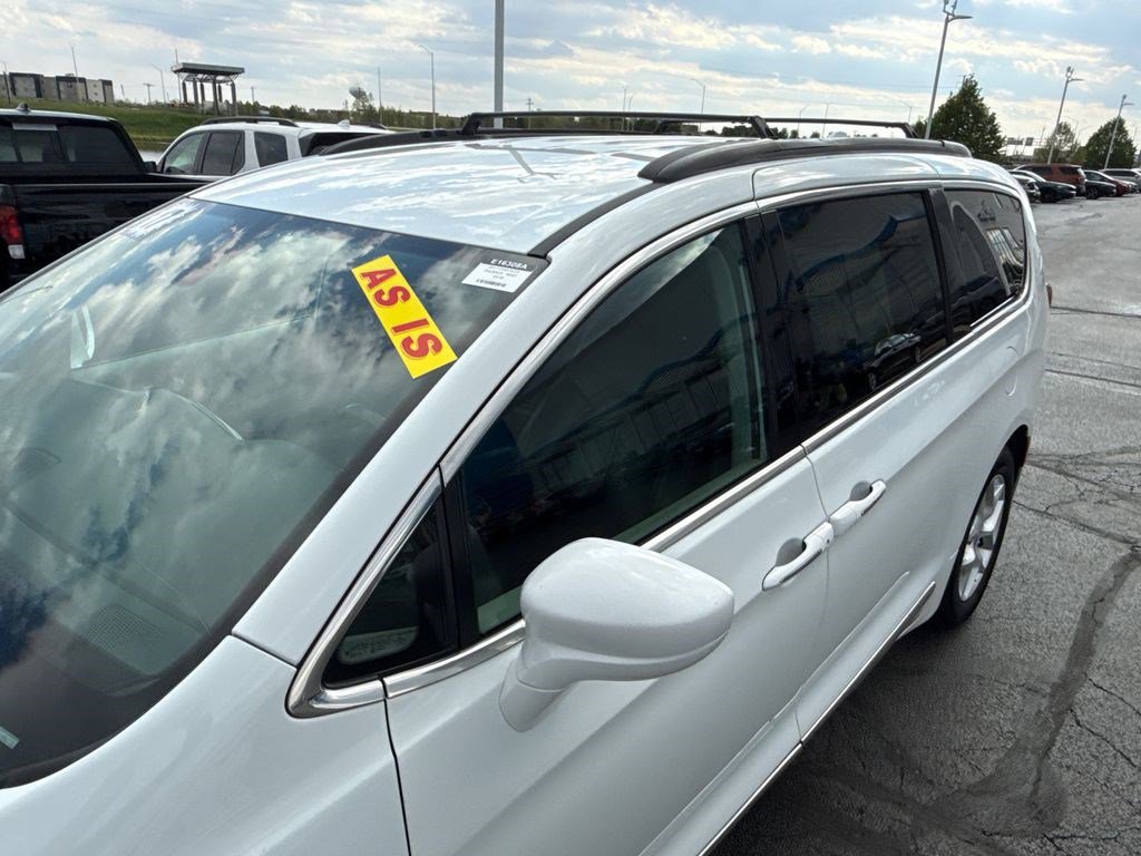 Used 2017 Chrysler Pacifica Touring-L w/ Tire & Wheel Group FWD image 14