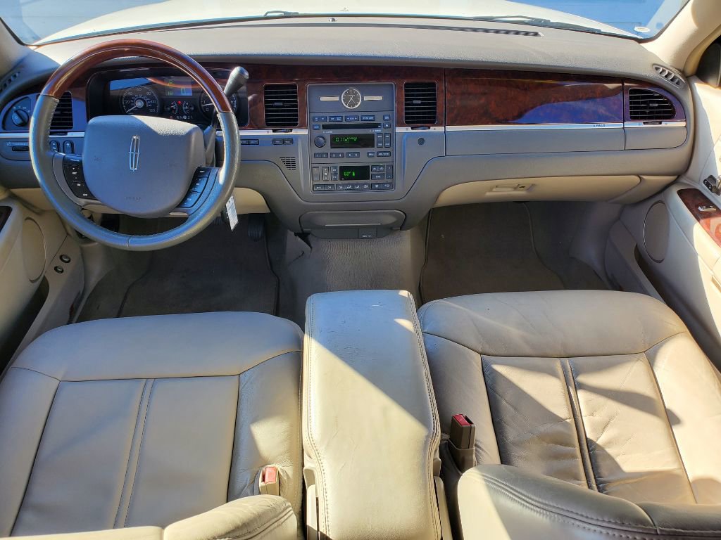 Used 2006 Lincoln Town Car Signature Limited image 30