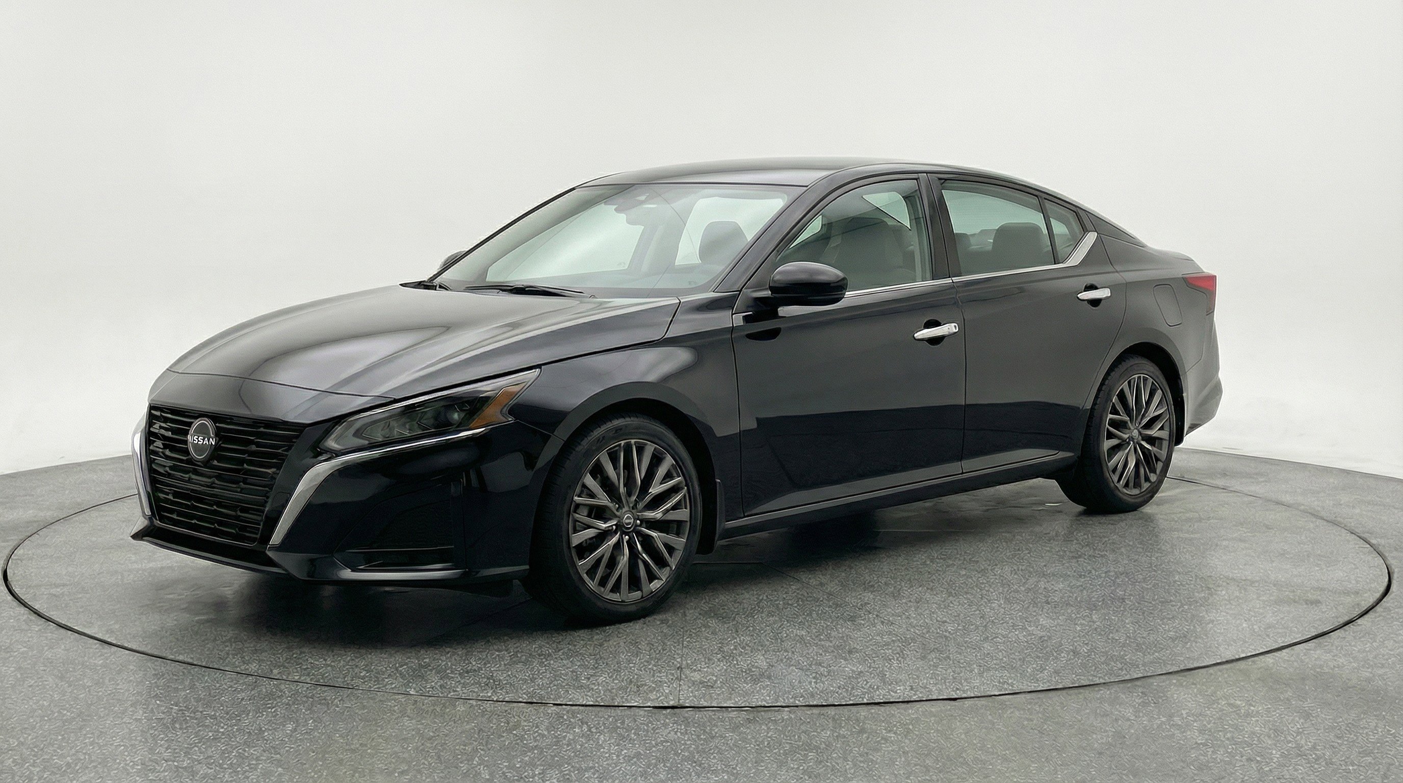 Used 2025 Nissan Altima 2.5 SV image 3