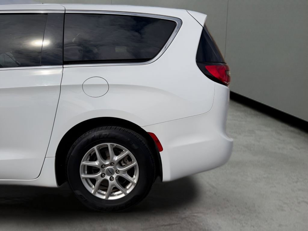 Used 2023 Chrysler Pacifica Touring-L image 11