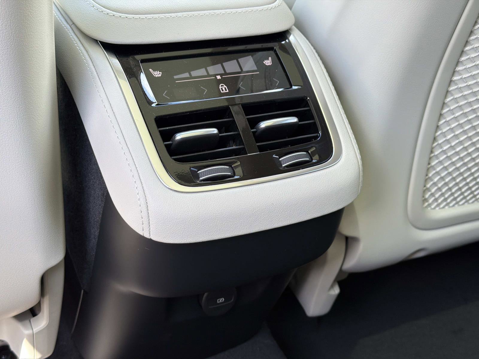 New 2026 Volvo XC90 B6 Ultra w/ Protection Package AWD/4WD image 10