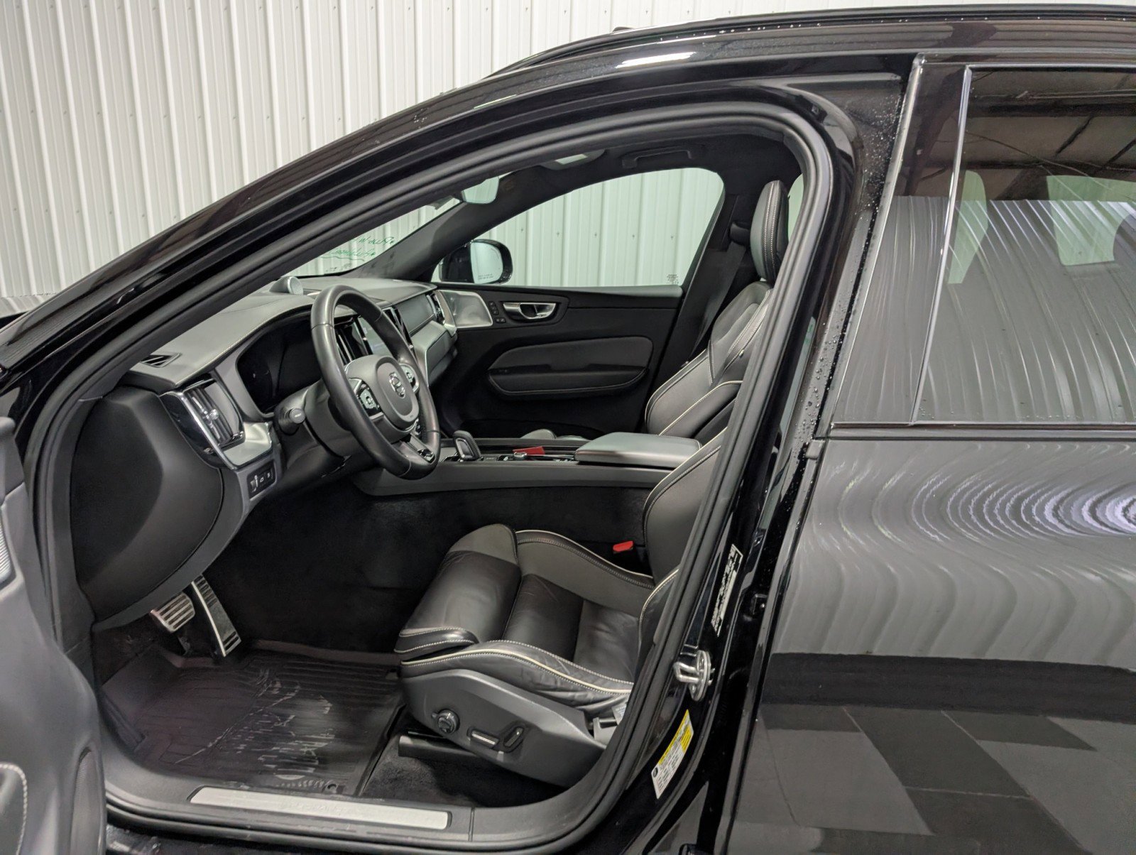 Used 2022 Volvo XC60 T8 R-Design w/ Advanced Package image 17