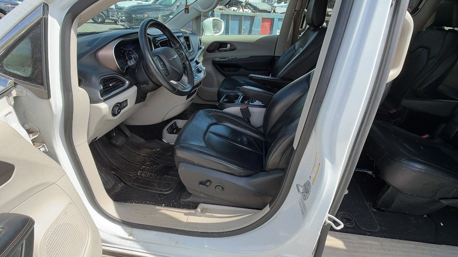 Used 2017 Chrysler Pacifica Touring-L image 16