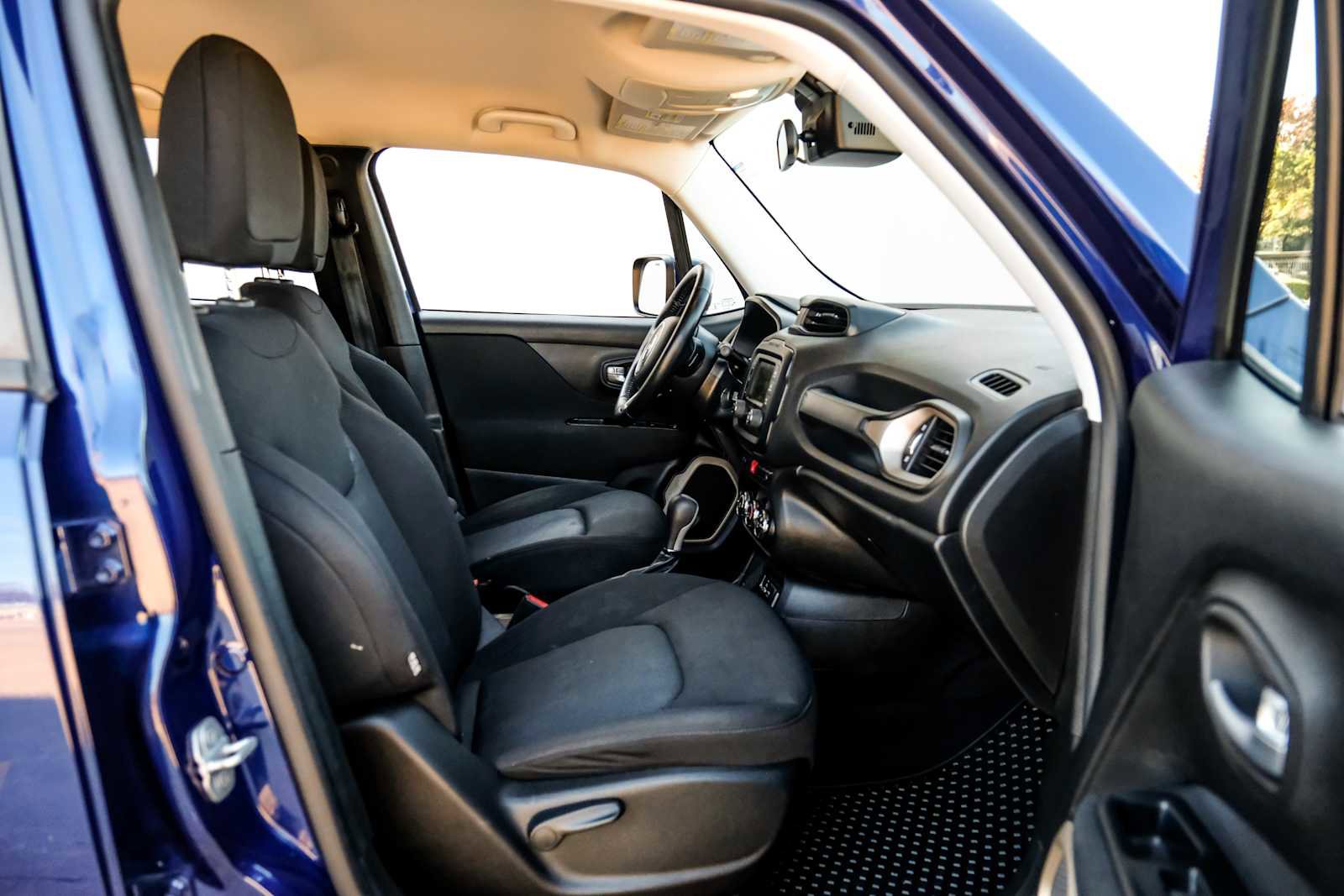 Used 2017 Jeep Renegade Latitude w/ Cold Weather Group image 29