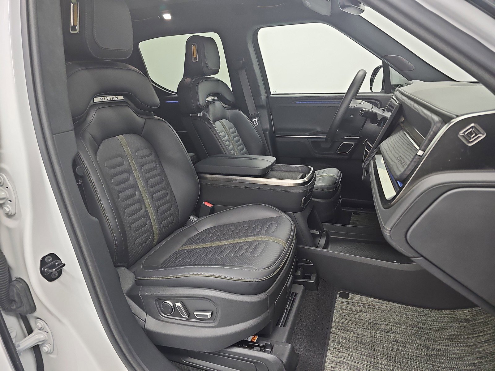 Used 2024 Rivian R1T Adventure AWD/4WD image 23