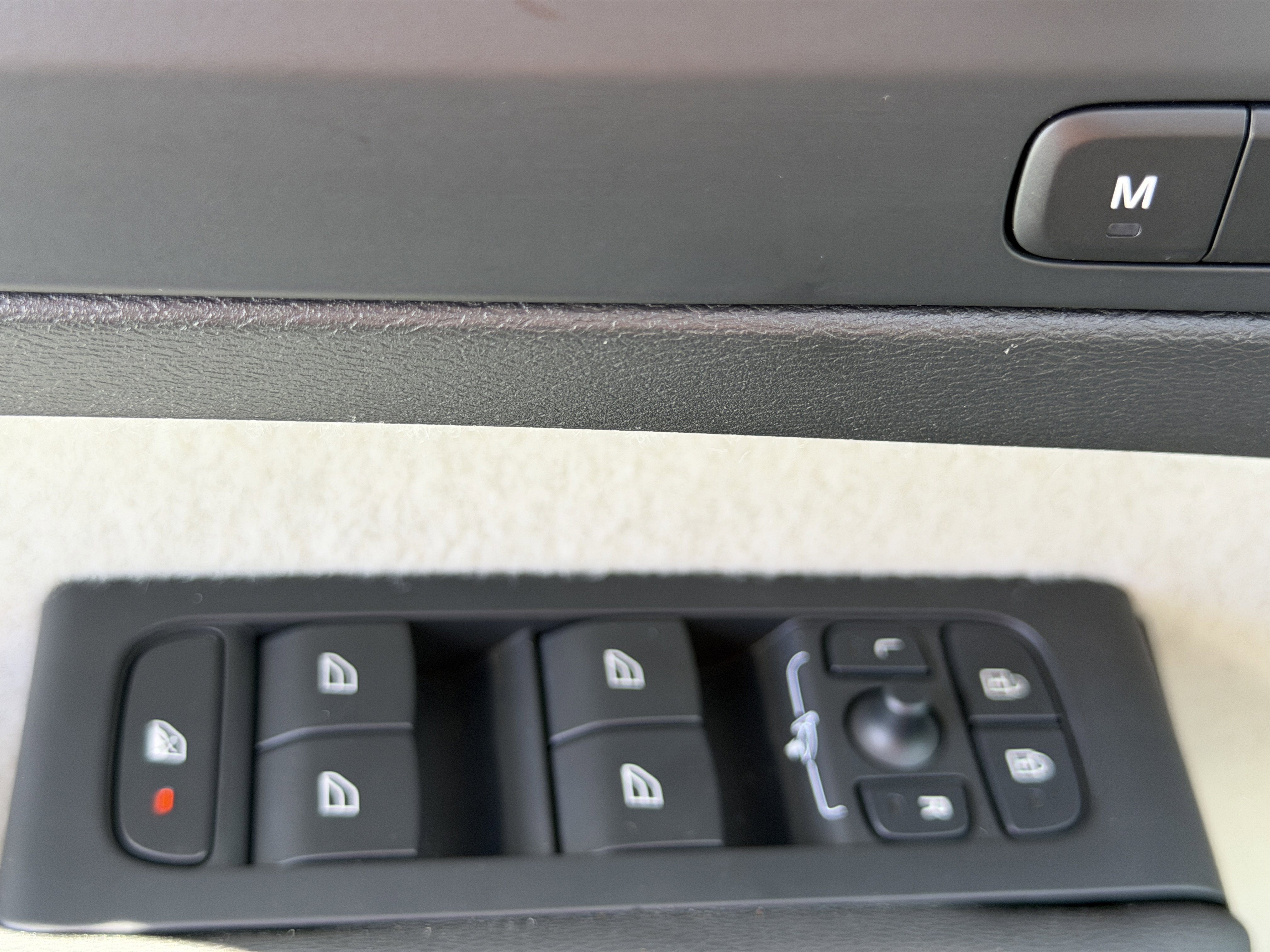 Certified 2023 Volvo XC40 B5 Plus w/ Protection Package Premier AWD/4WD image 17