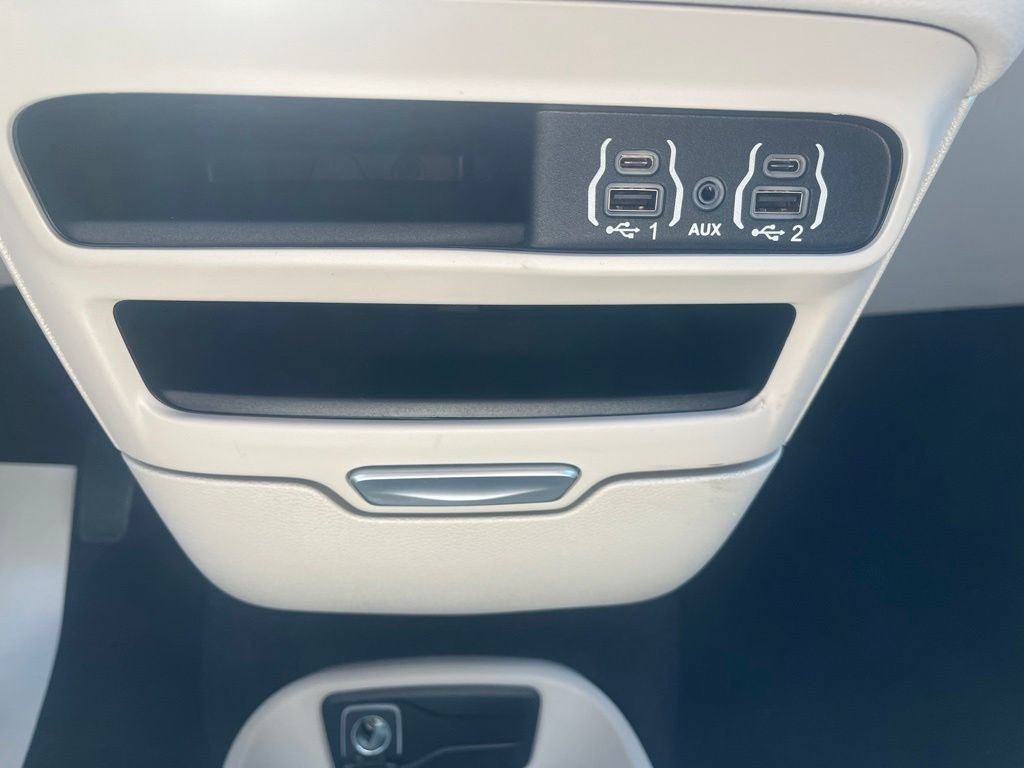 Used 2024 Chrysler Pacifica Touring-L FWD image 22