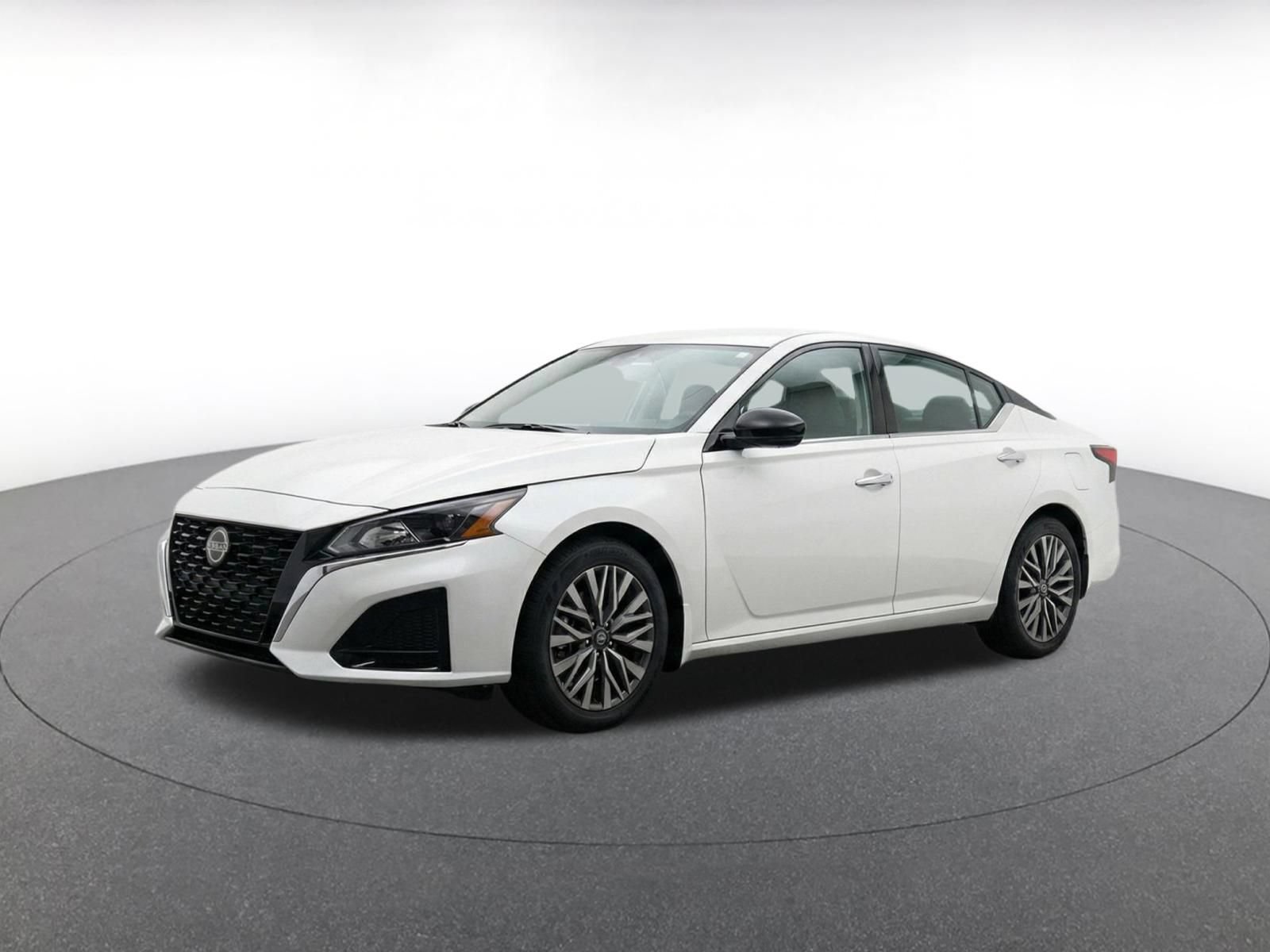 Used 2025 Nissan Altima 2.5 SV FWD image 3