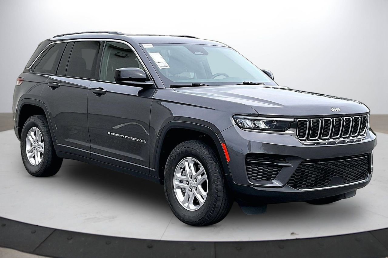 Used 2023 Jeep Grand Cherokee Laredo image 2