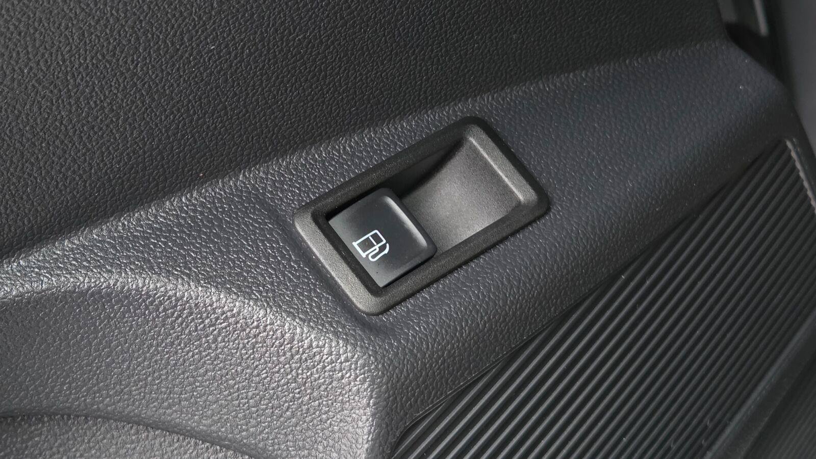 Used 2023 Volkswagen Taos SE w/ Panoramic Sunroof Package FWD image 21