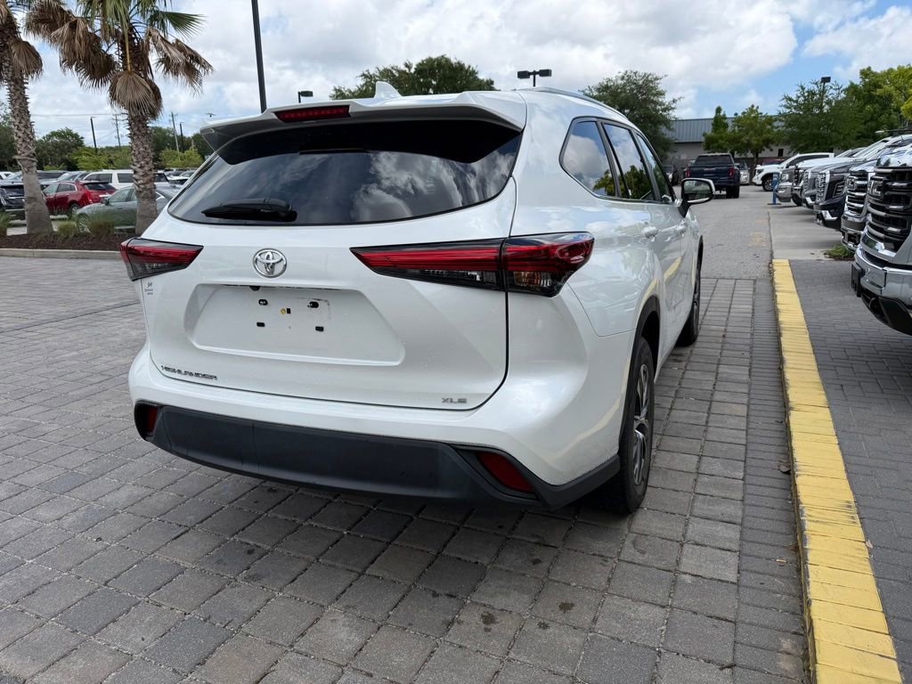 Used 2023 Toyota Highlander XLE FWD image 5