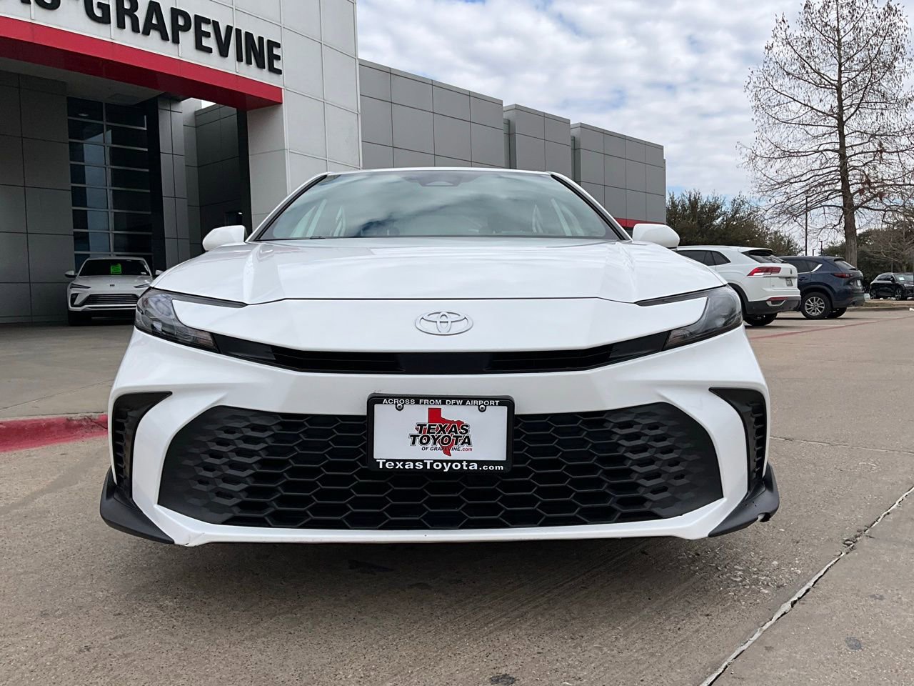 Used 2025 Toyota Camry SE image 3