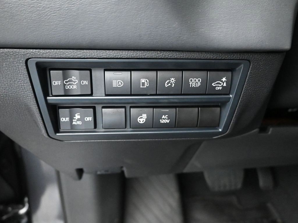 Used 2025 Toyota Tundra Platinum image 31