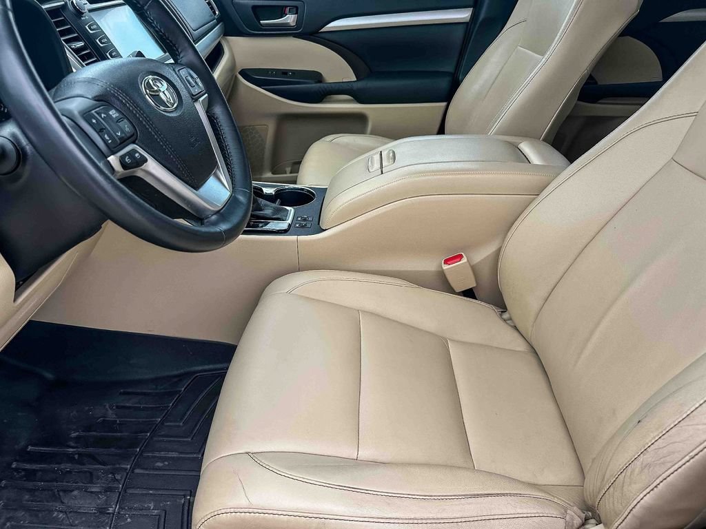 Used 2015 Toyota Highlander XLE FWD image 13
