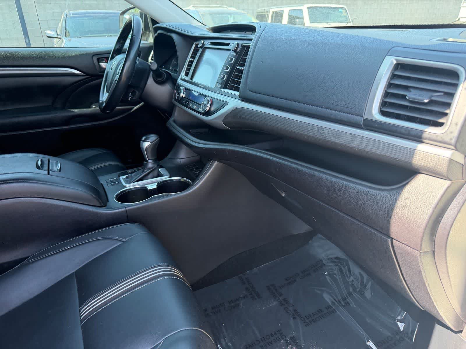 Used 2018 Toyota Highlander SE w/ Carpet Mat Package (TMS) AWD/4WD image 10