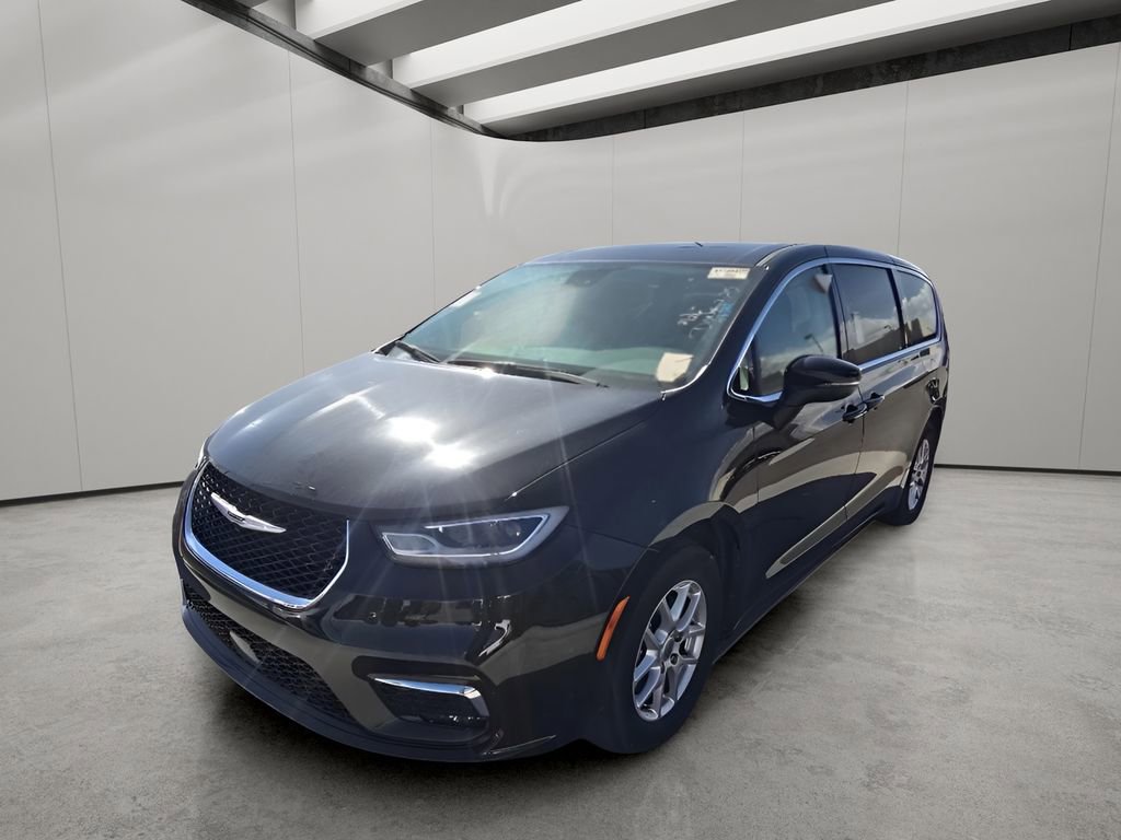 Used 2023 Chrysler Pacifica Touring-L image 9