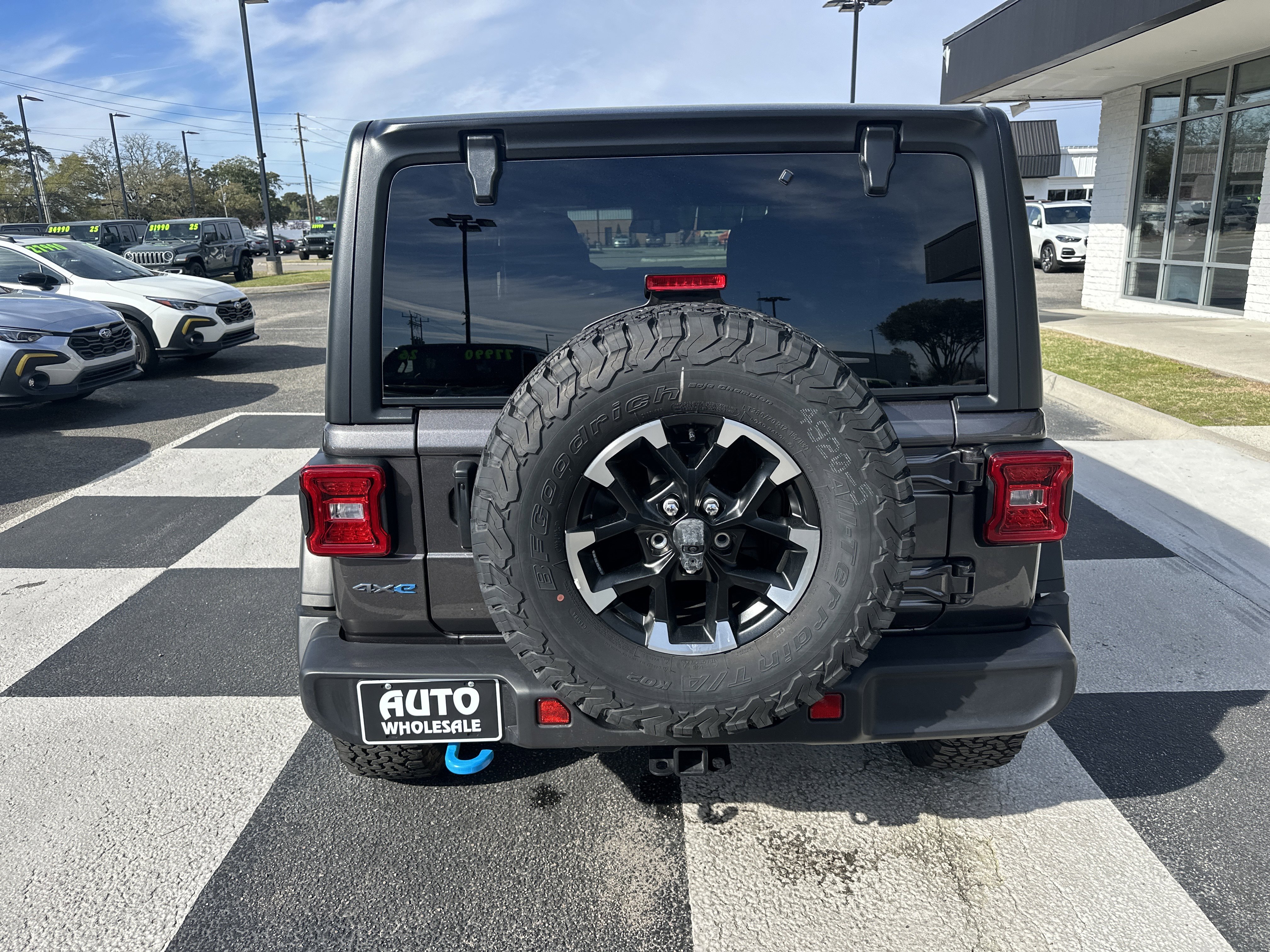 Used 2025 Jeep Wrangler Unlimited Rubicon 4xe w/ Convenience Group AWD/4WD image 4