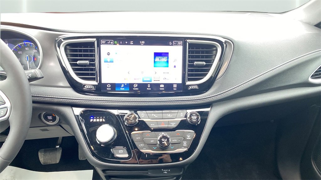 Used 2026 Chrysler Pacifica Select image 10