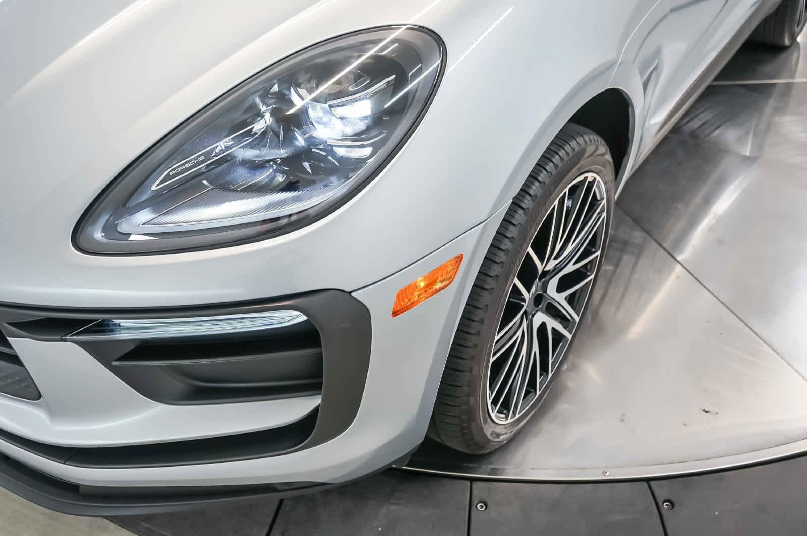 Certified 2024 Porsche Macan AWD/4WD image 16