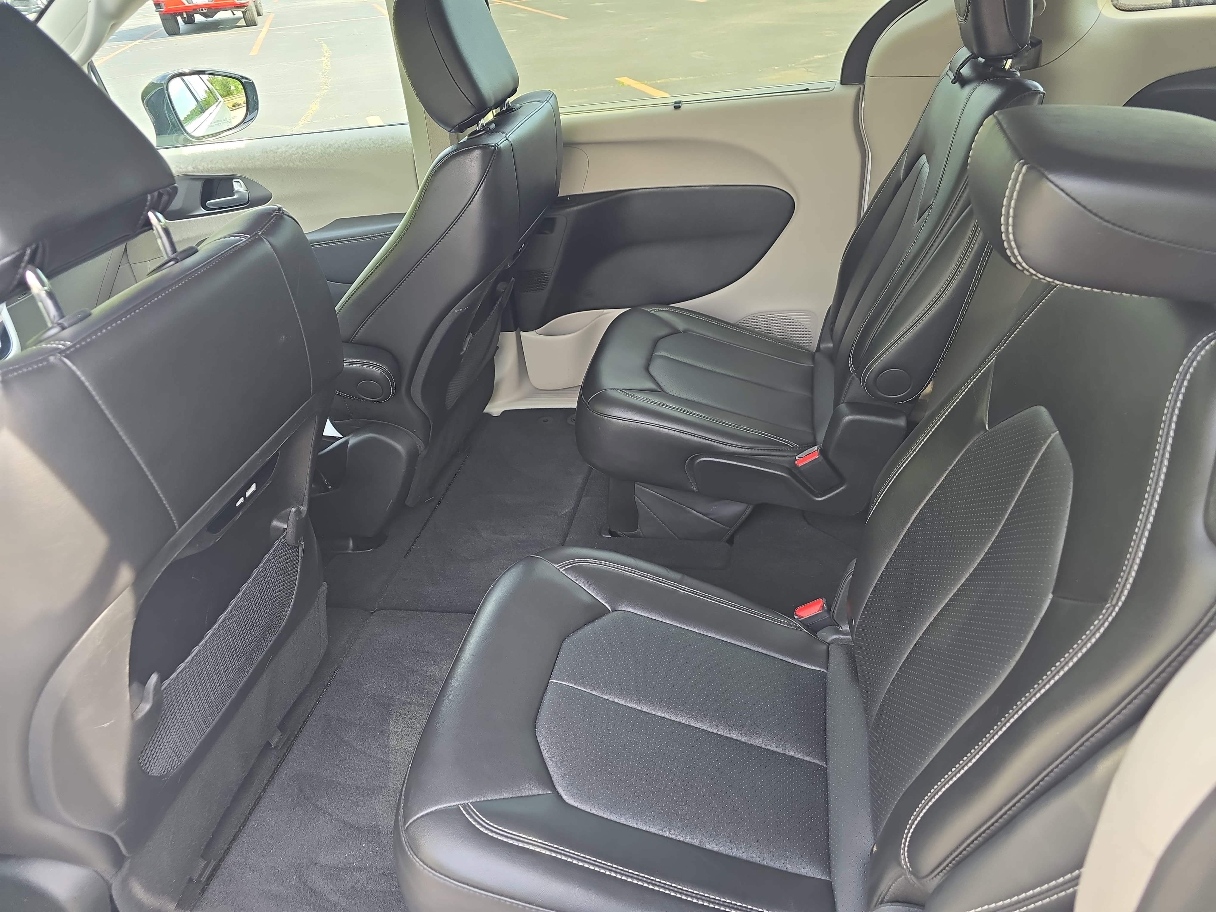 Used 2024 Chrysler Pacifica Touring-L image 13