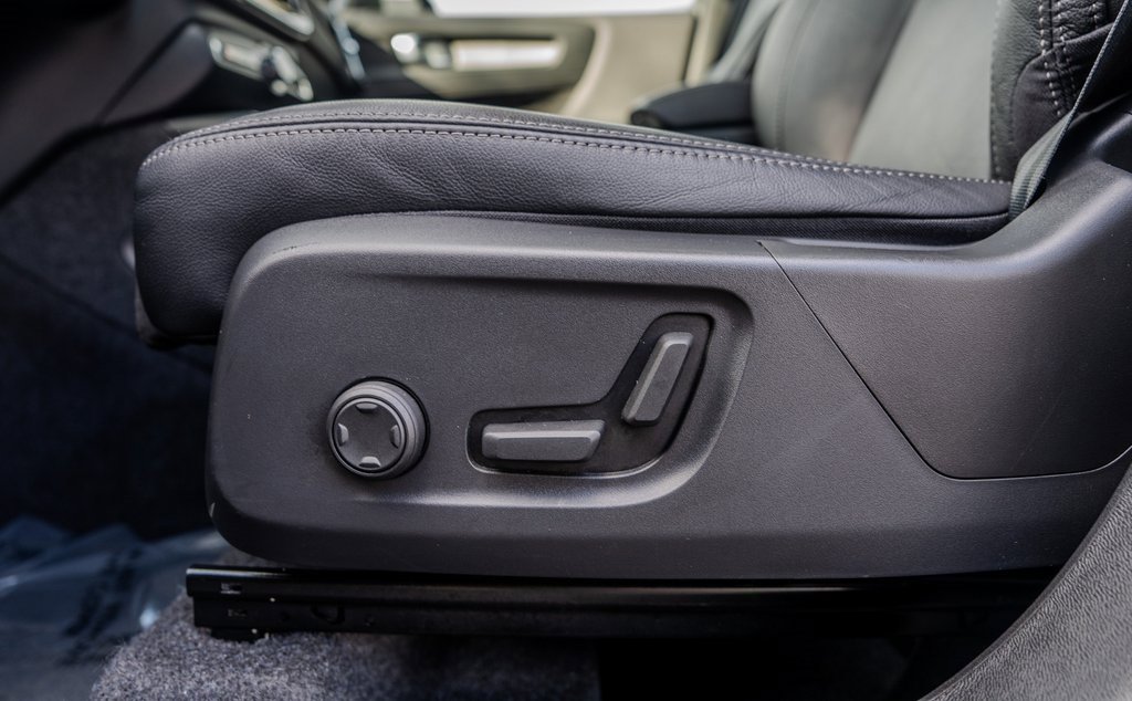 Used 2025 Volvo XC40 B5 Plus image 16