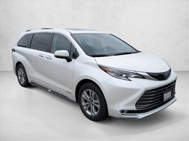 Used 2021 Toyota Sienna Platinum image 3