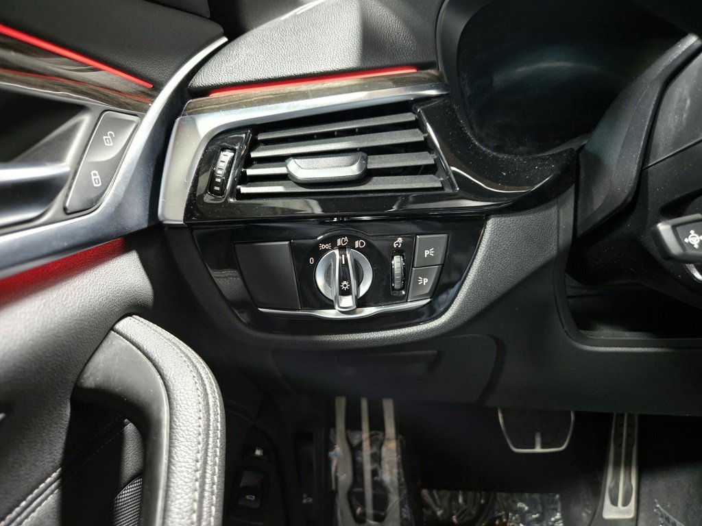 Used 2021 BMW 530e xDrive w/ M Sport Package image 14