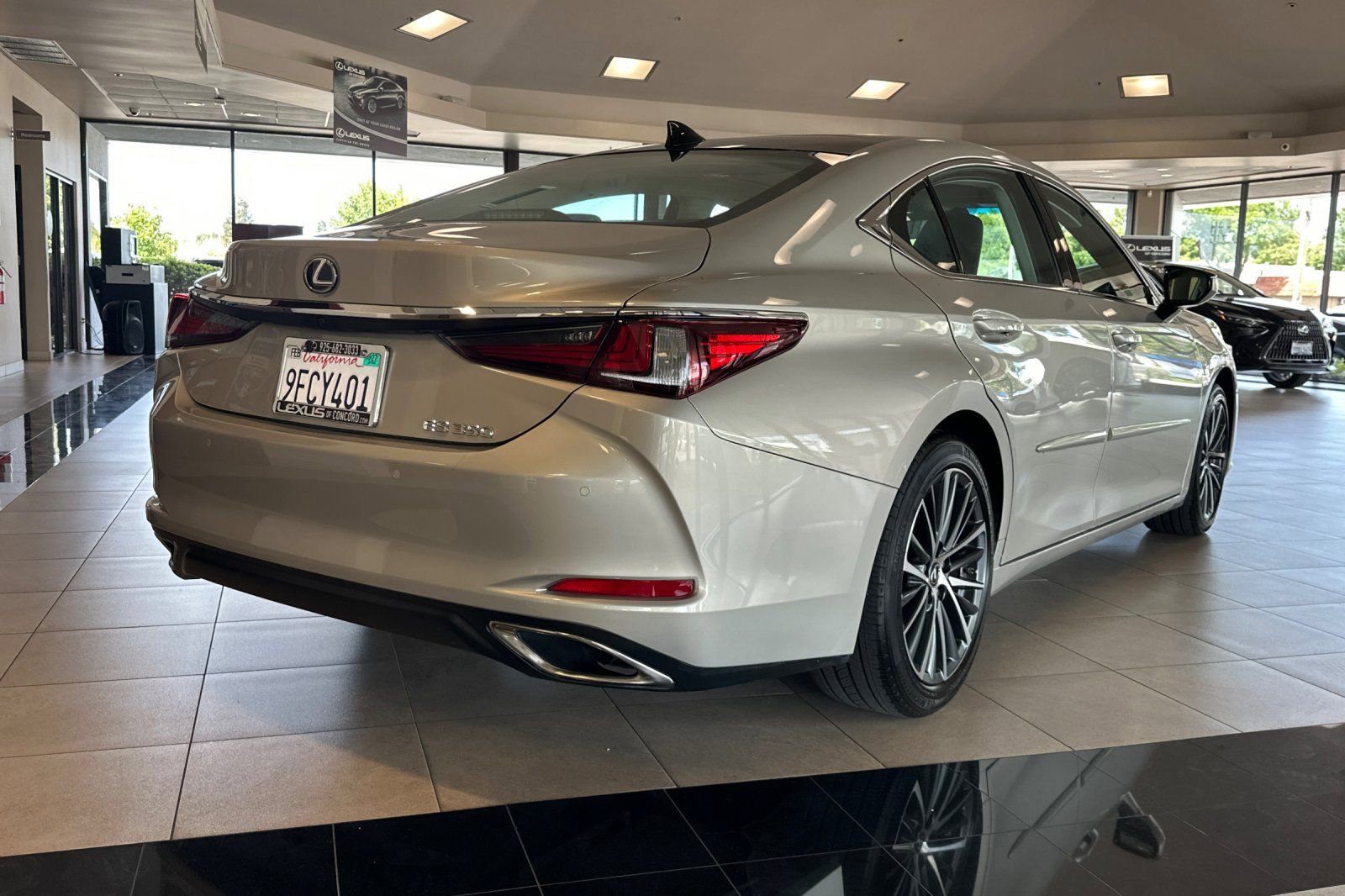Used 2023 Lexus ES 350 w/ Premium Package FWD image 4
