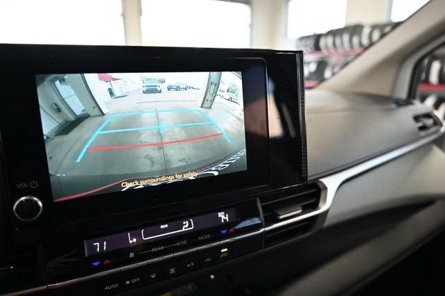 Used 2025 Toyota Sienna LE AWD/4WD image 16