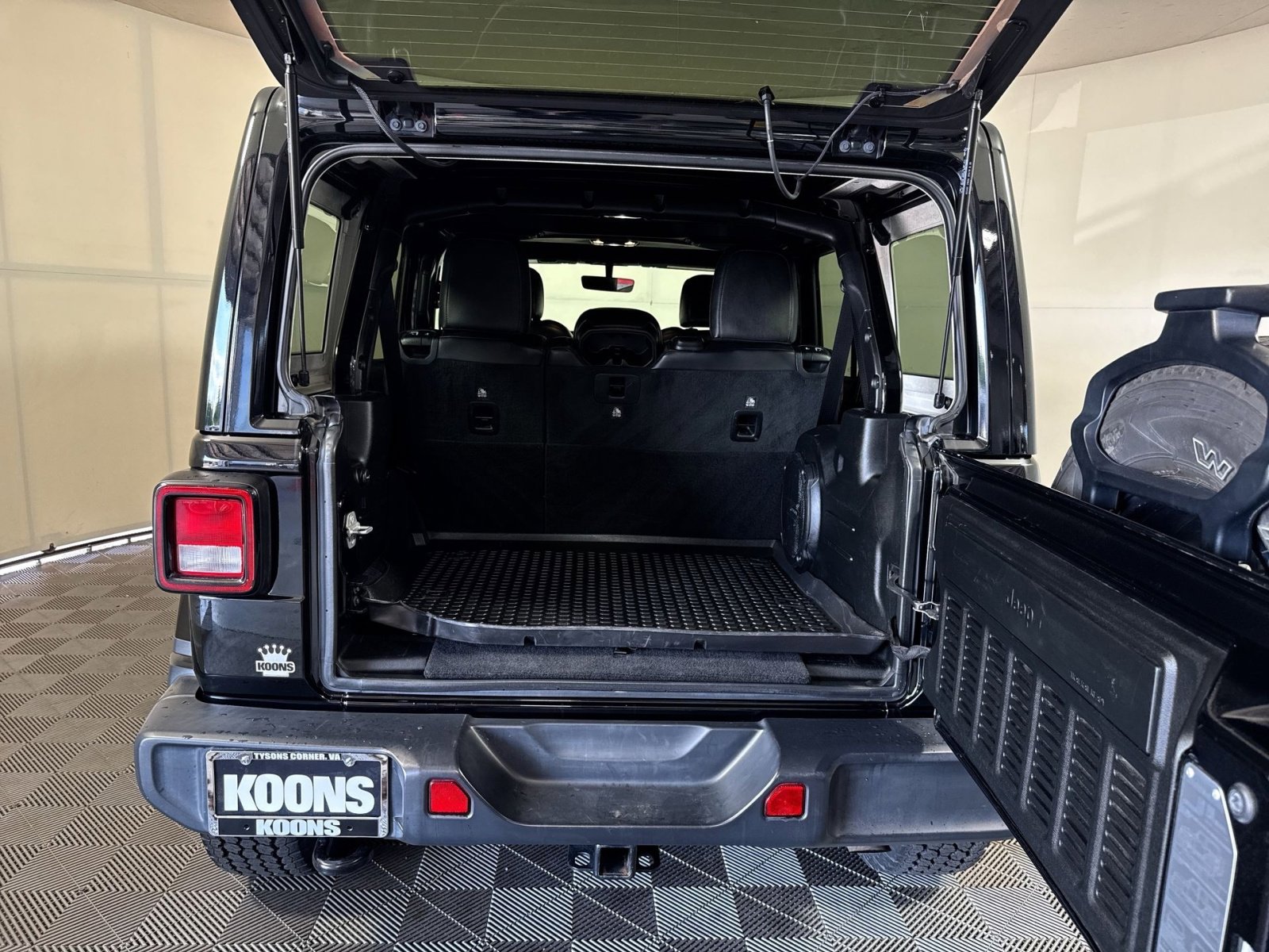 Used 2020 Jeep Wrangler Unlimited Sahara AWD/4WD image 25