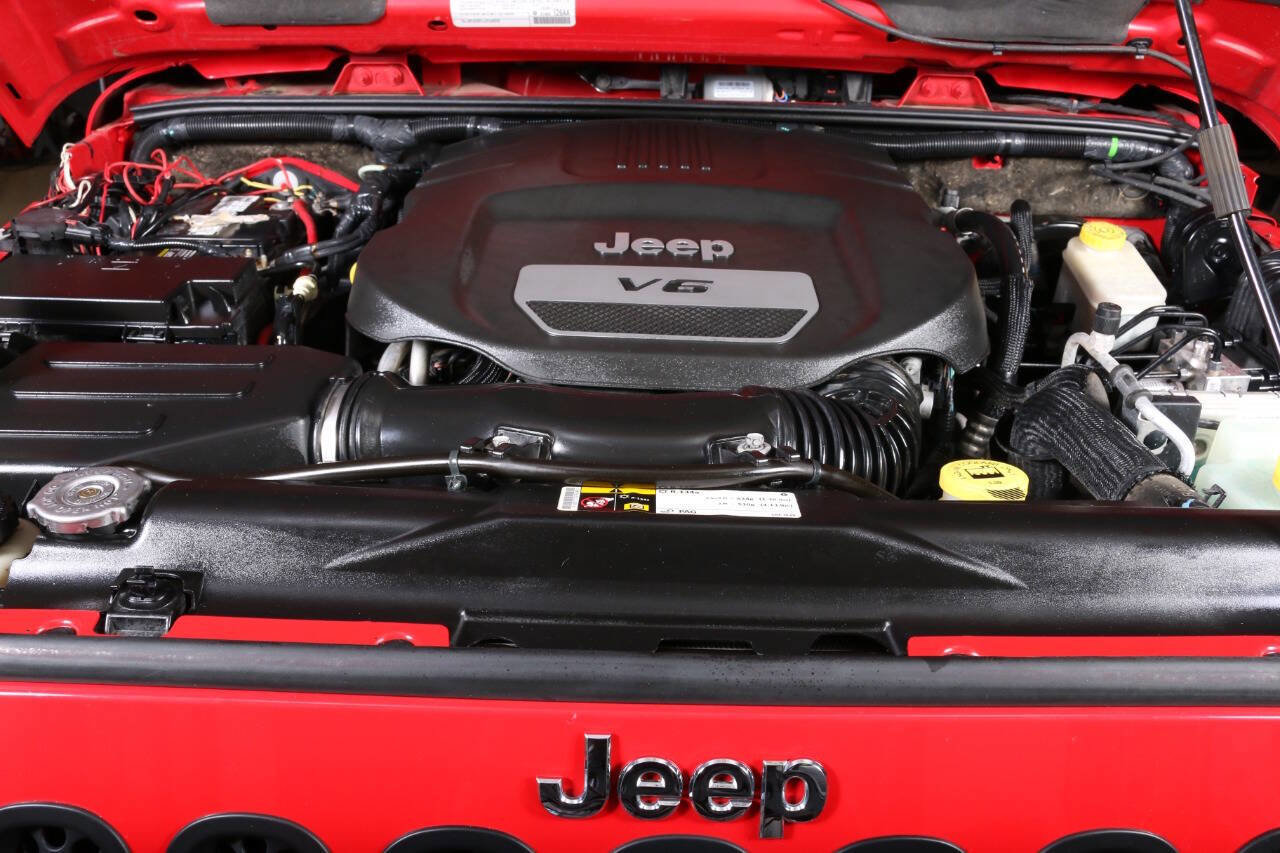 Used 2015 Jeep Wrangler Unlimited Sahara AWD/4WD image 21