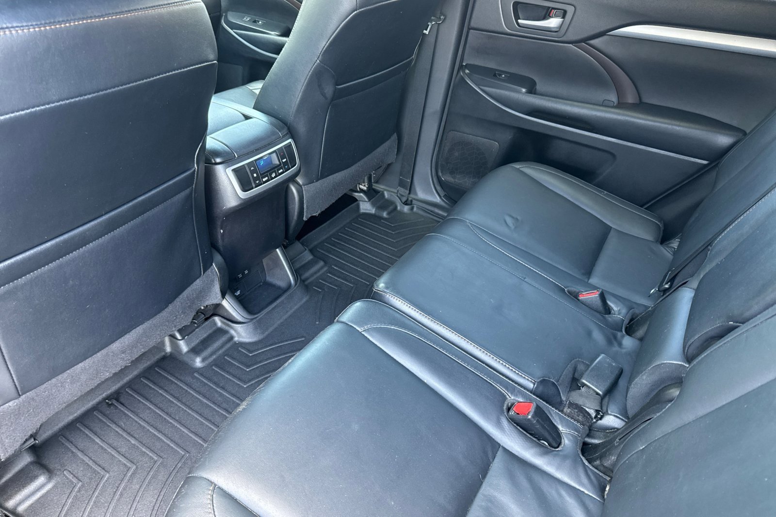 Certified 2018 Toyota Highlander XLE w/ Carpet Mat Package (TMS) image 11