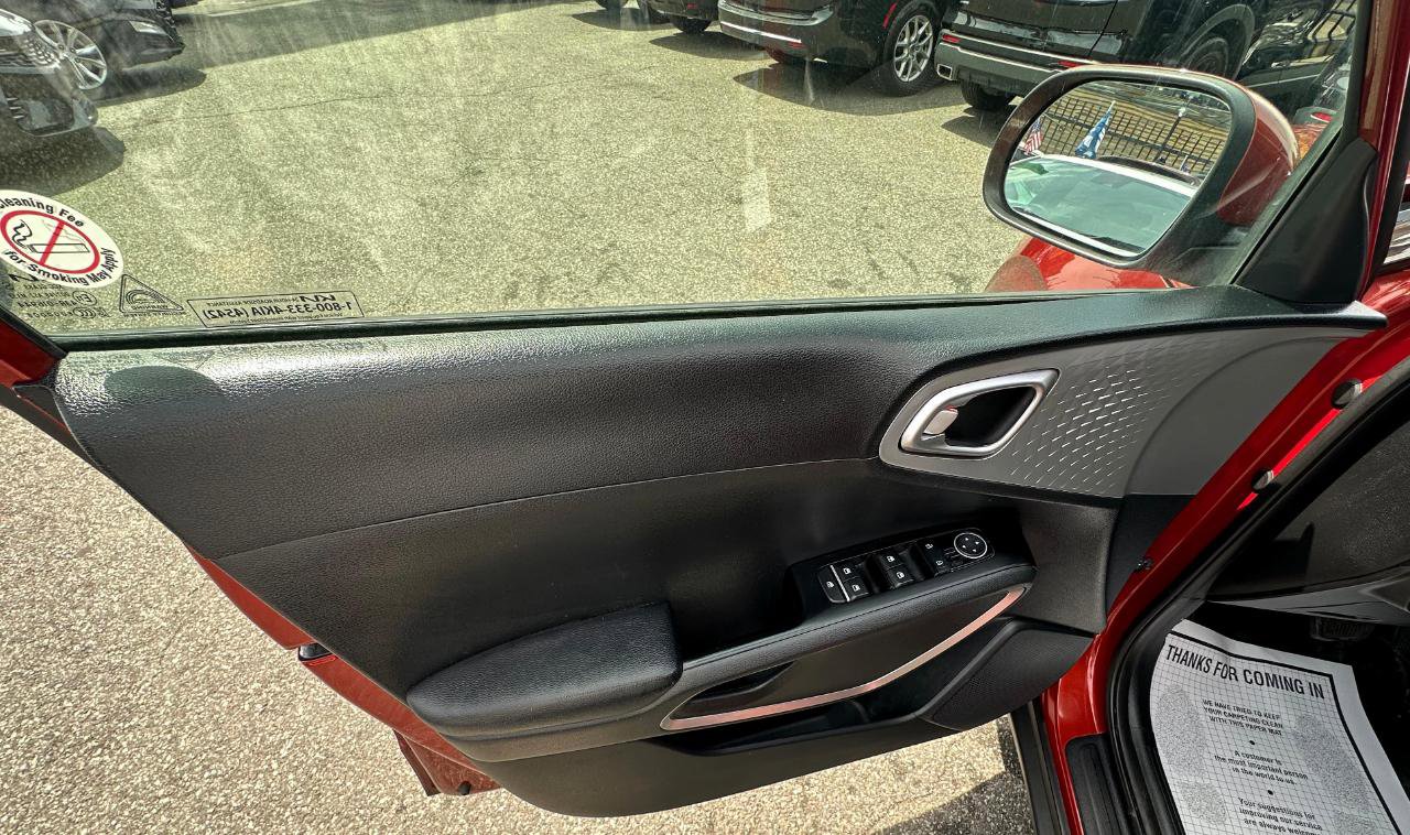 Used 2024 Kia Soul LX w/ Option Group 015 FWD image 18