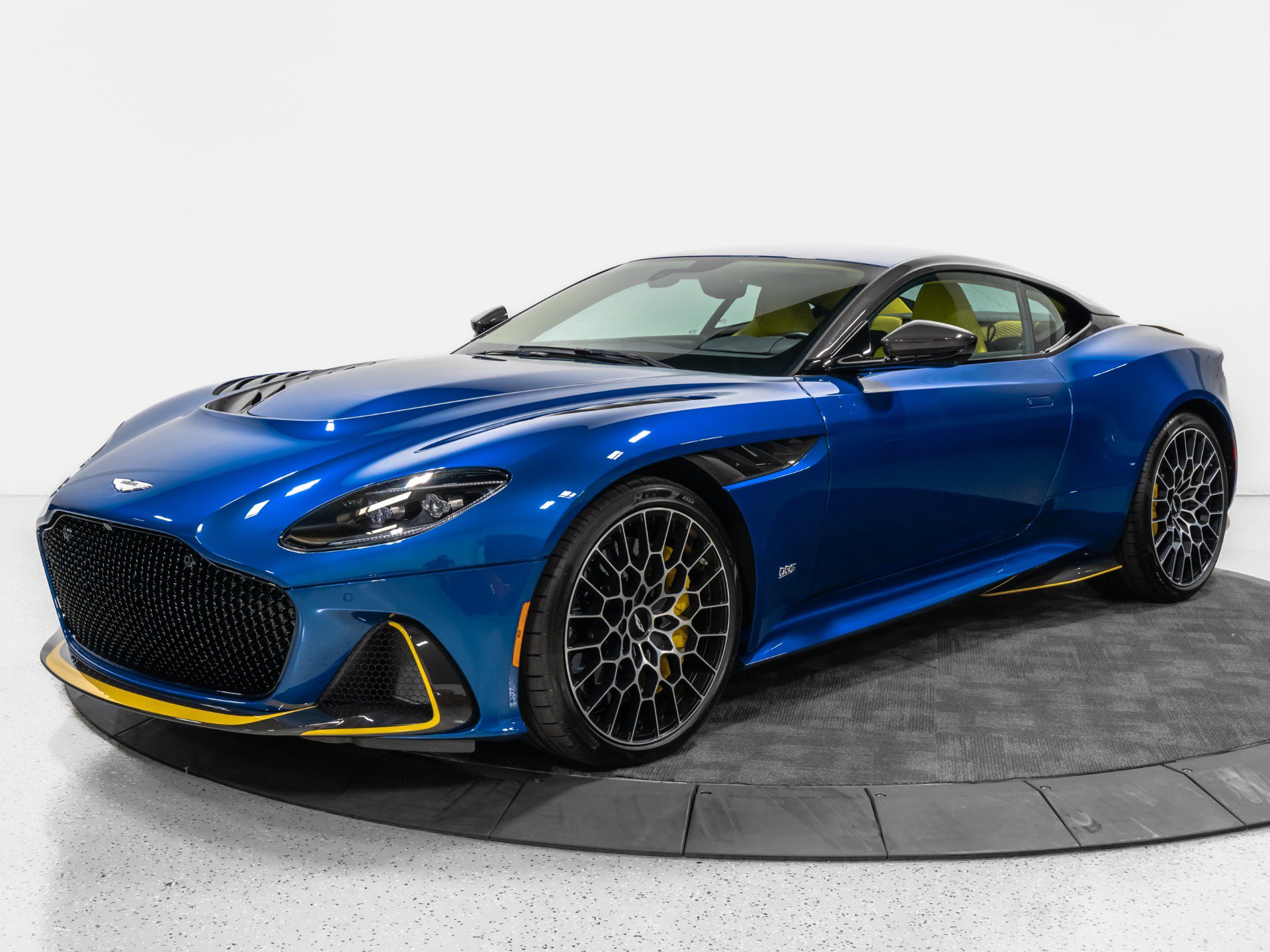 Used 2023 Aston Martin DBS Coupe RWD image 5