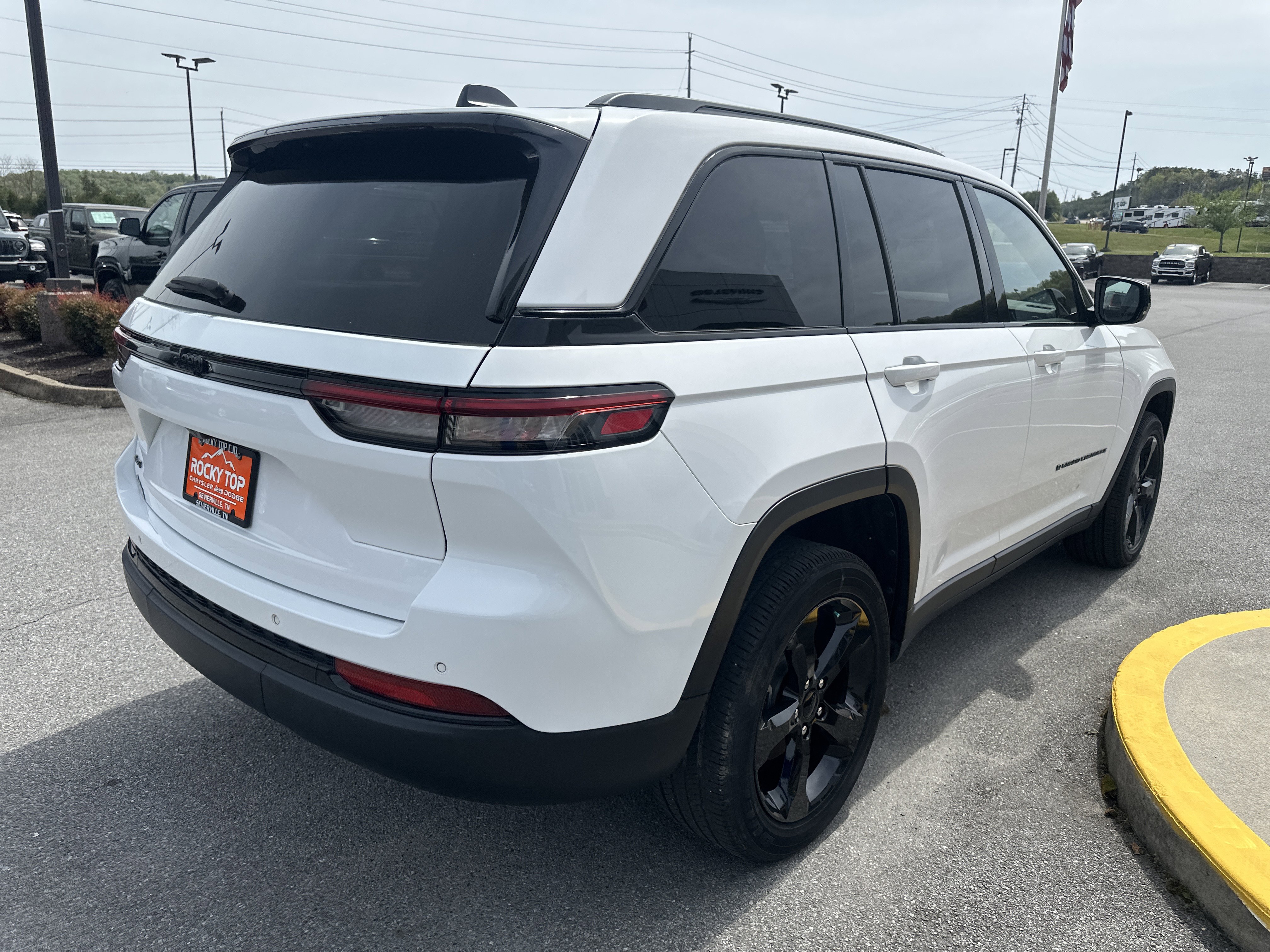 Used 2023 Jeep Grand Cherokee Altitude AWD/4WD image 8