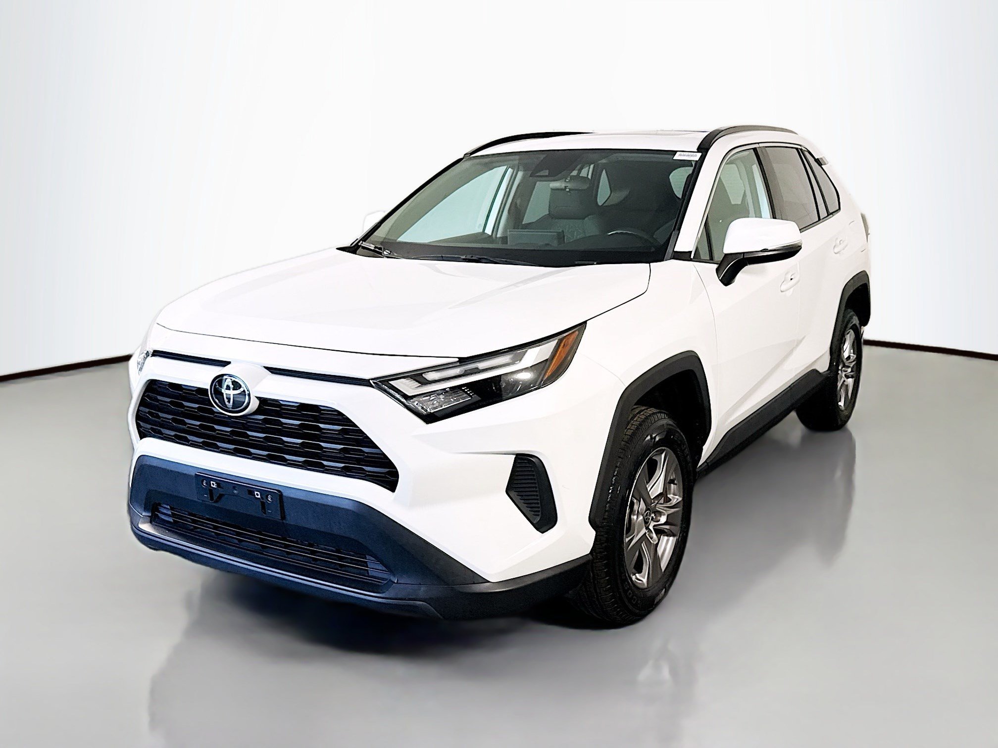 Used 2022 Toyota RAV4 XLE w/ Convenience Package FWD image 4