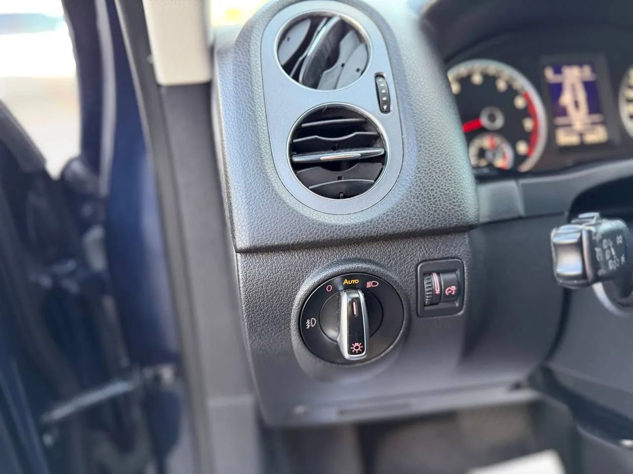 Used 2013 Volkswagen Tiguan SEL image 39