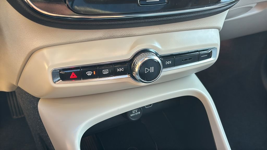 Certified 2024 Volvo XC40 B5 Ultimate w/ Climate Package image 20