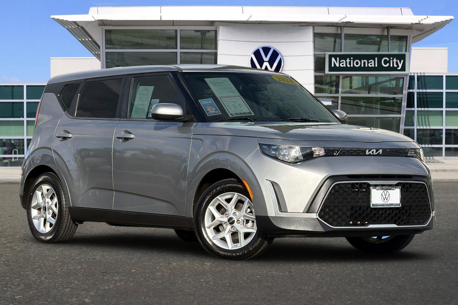 Used 2024 Kia Soul LX w/ LX Technology Package FWD image 2