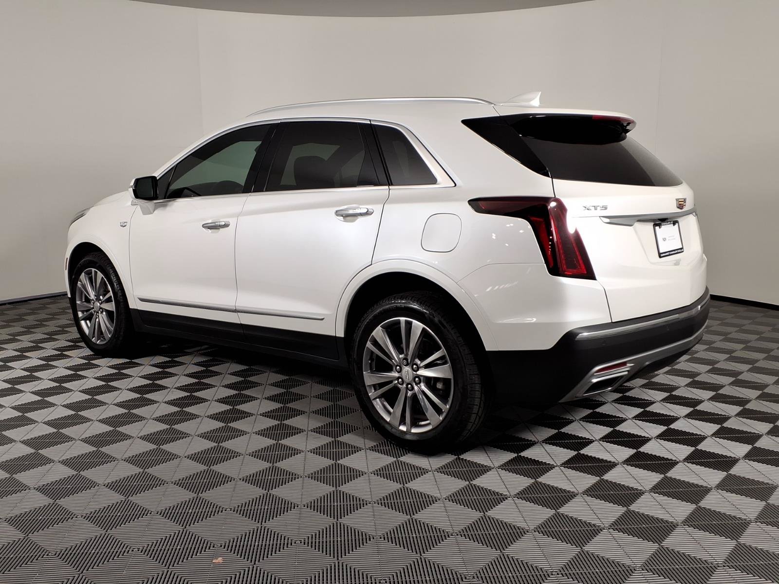 Certified 2024 Cadillac XT5 Premium Luxury FWD image 3