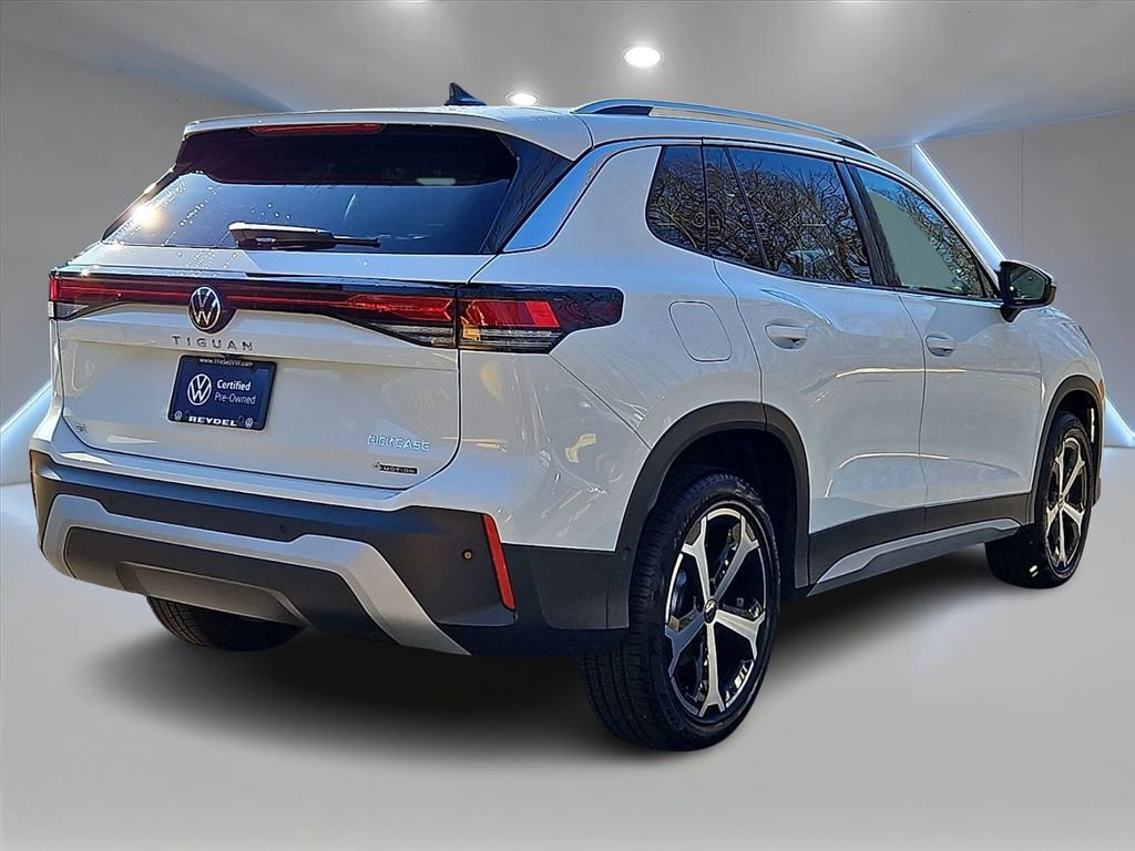Certified 2025 Volkswagen Tiguan SE image 7
