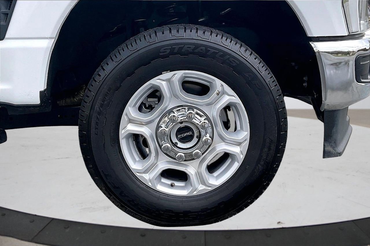 Used 2025 Ford F250 XLT image 32