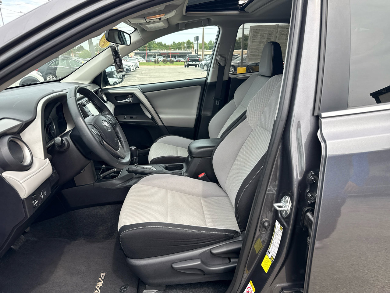 Used 2017 Toyota RAV4 XLE image 9