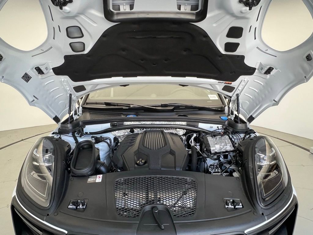 Certified 2025 Porsche Macan Turbo image 26