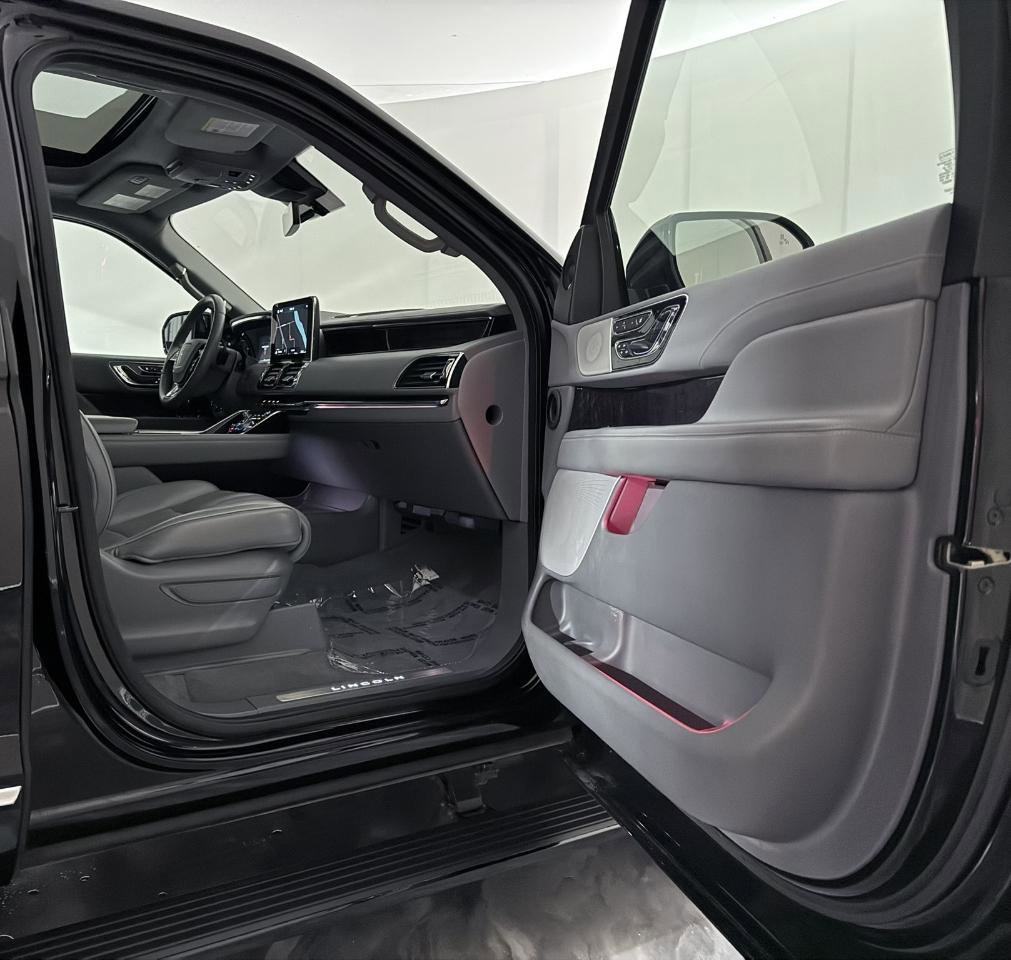 Used 2019 Lincoln Navigator Reserve image 24