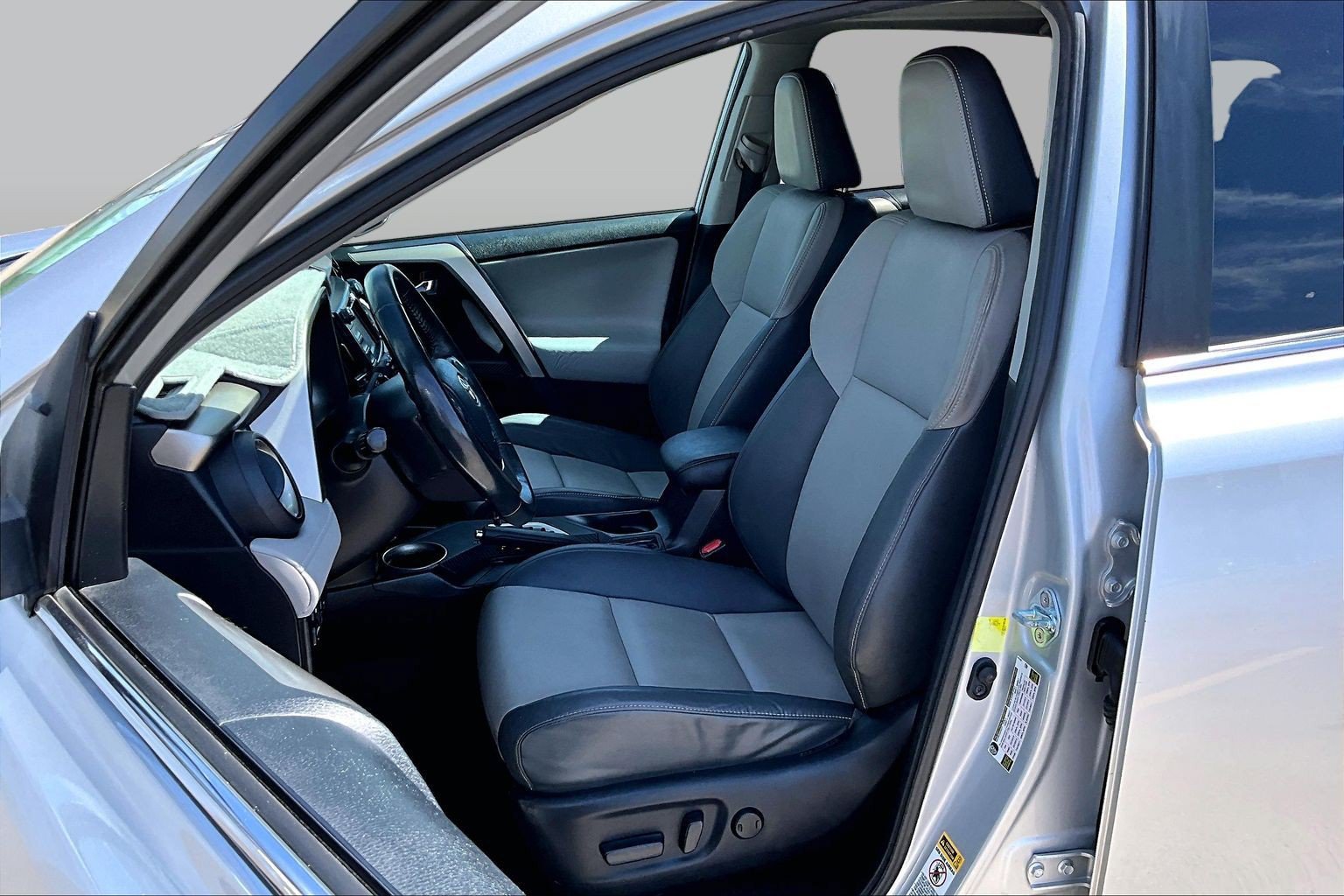 Used 2015 Toyota RAV4 Limited FWD image 25
