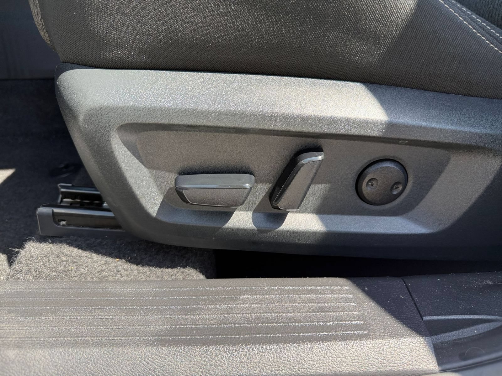 Used 2025 Nissan Rogue SV FWD image 22