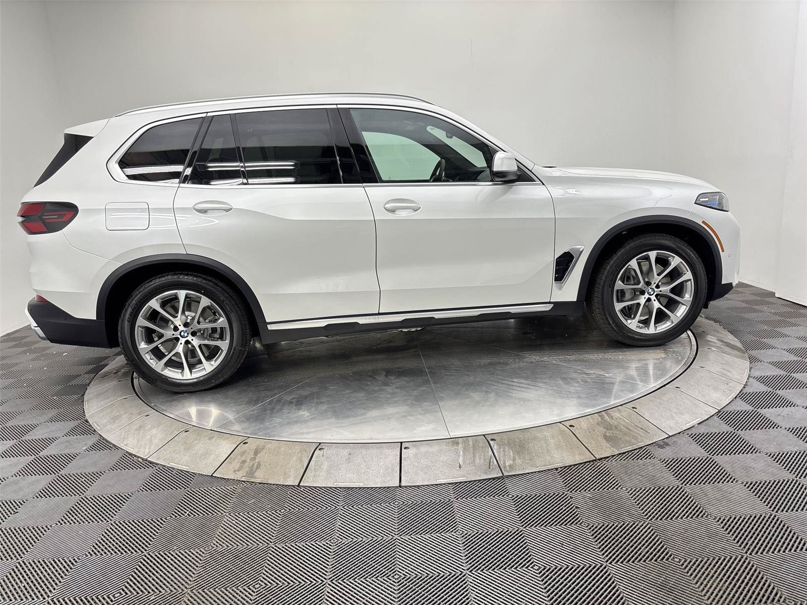 New 2026 BMW X5 xDrive50e w/ Climate Comfort Package AWD/4WD image 17