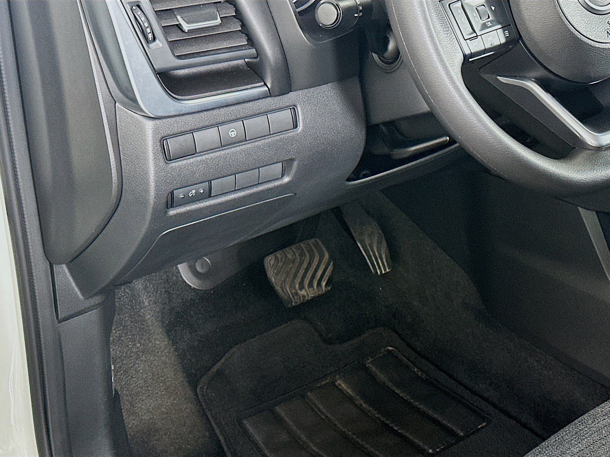 Used 2023 Nissan Rogue SV FWD image 17